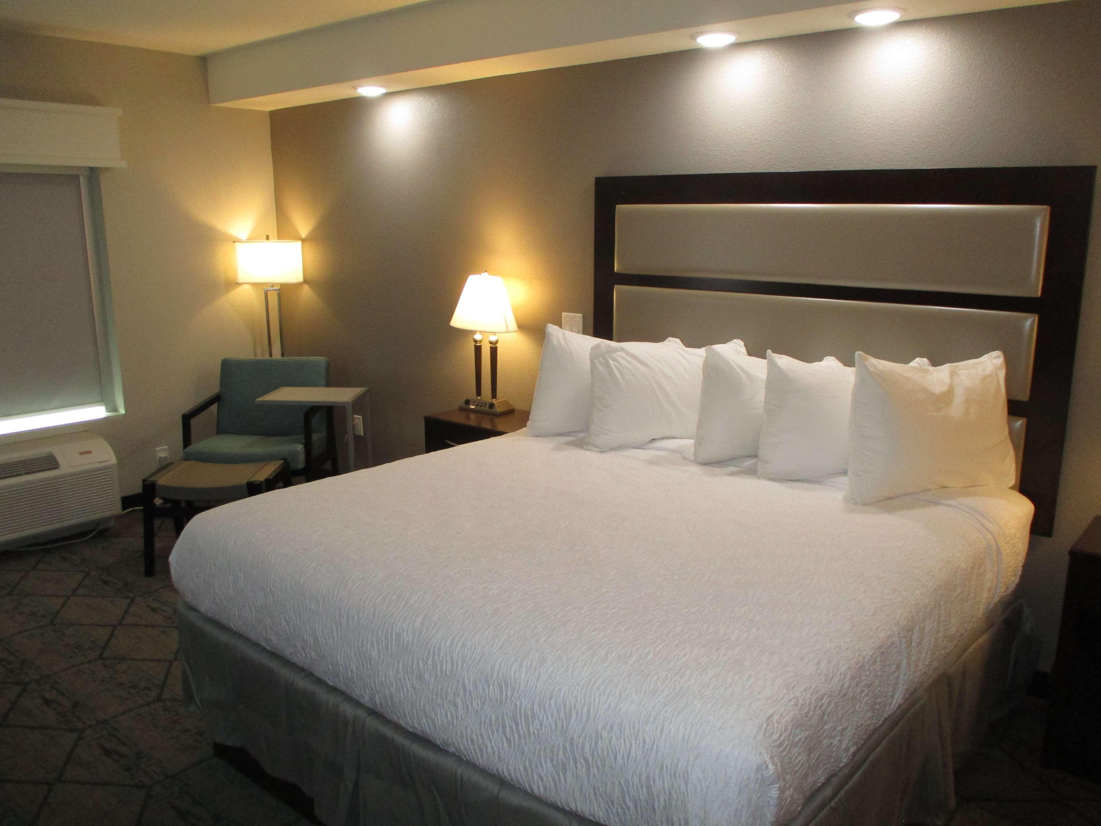 Best Western Plus Mcpherson エクステリア 写真