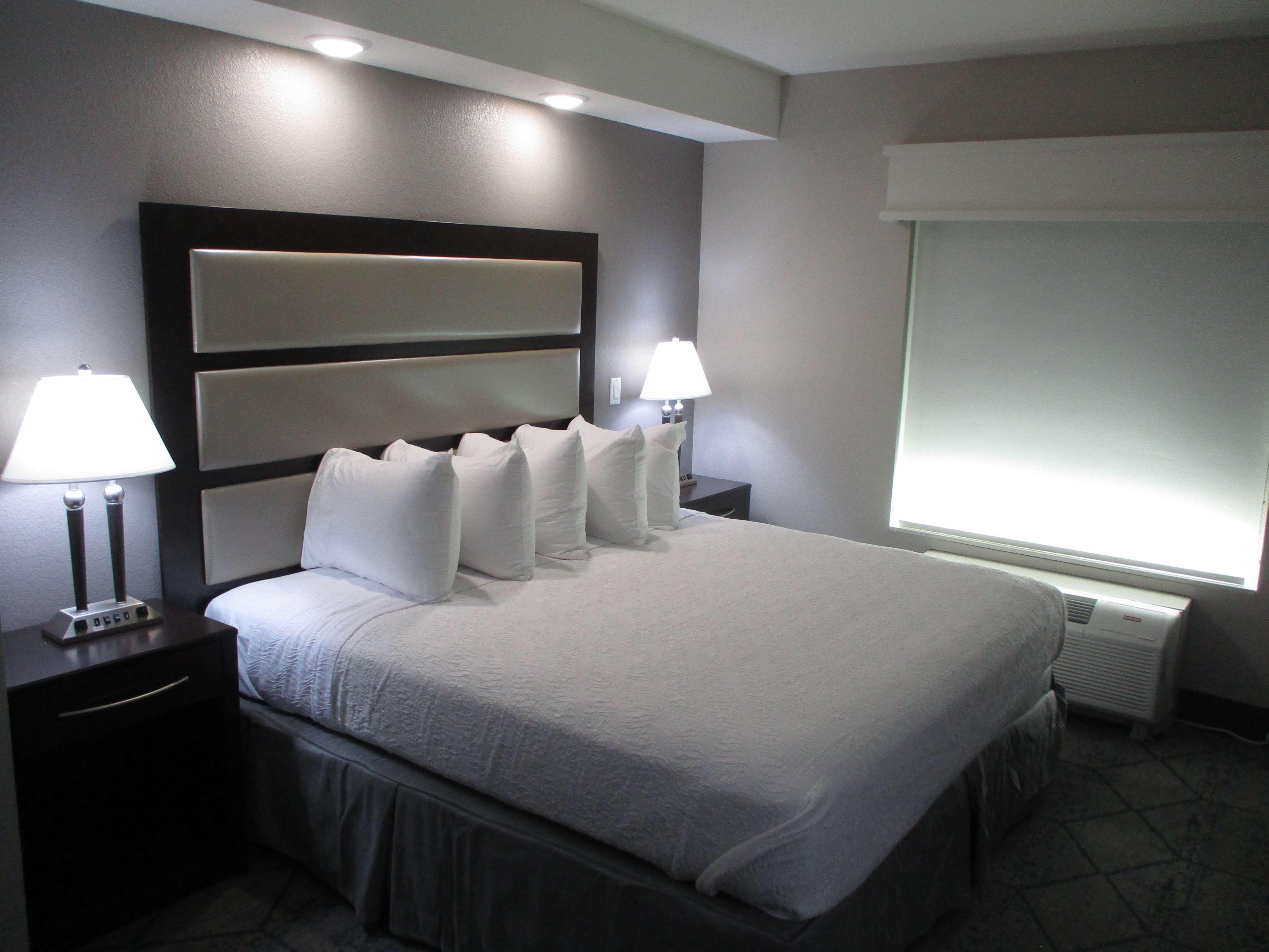 Best Western Plus Mcpherson エクステリア 写真