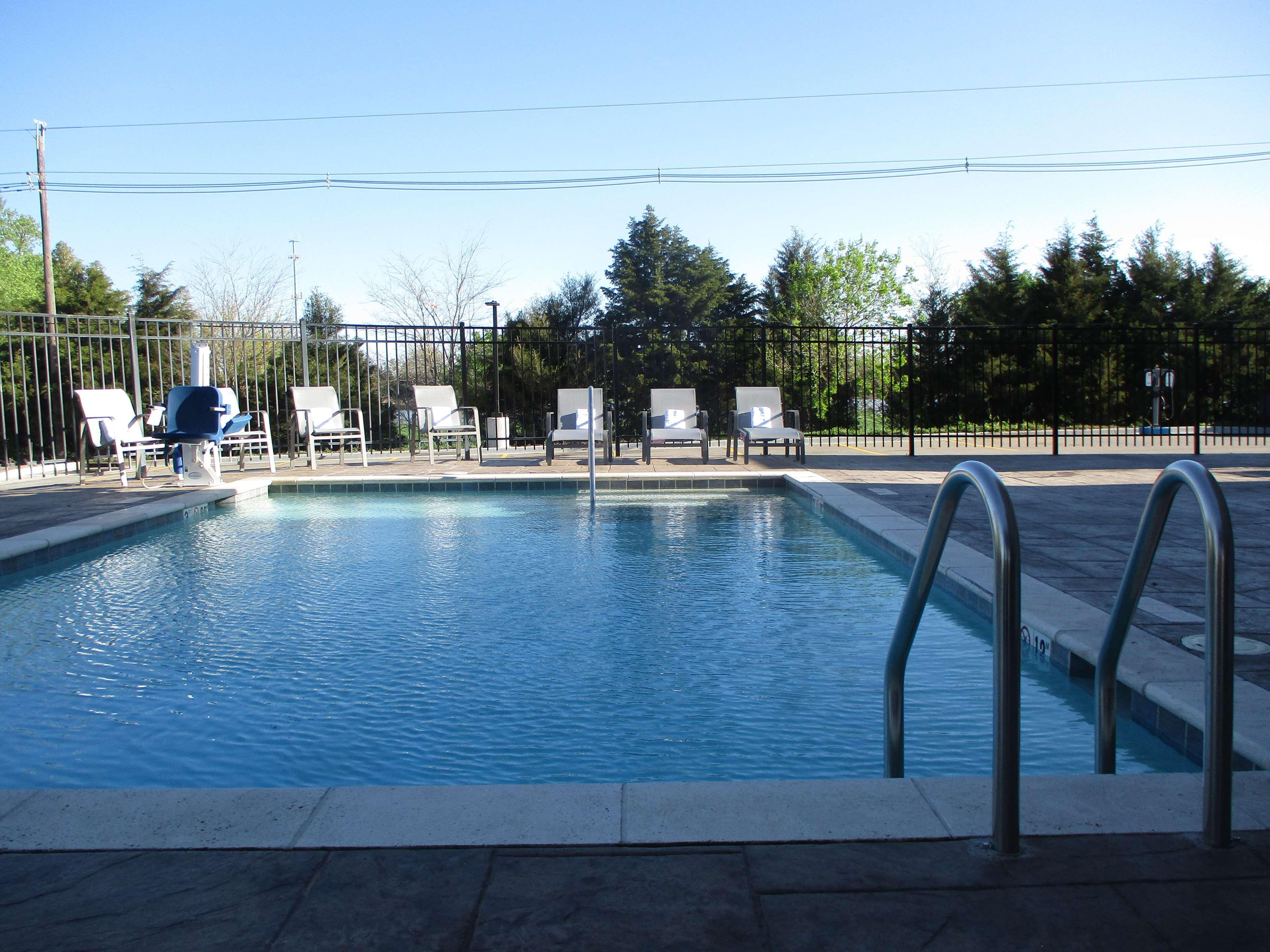Best Western Plus Mcpherson エクステリア 写真